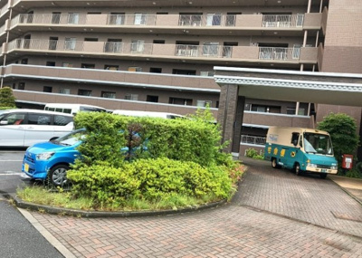 【中庭】 | ユニヴェルシオール学園の丘 | 中庭（パティオ）とは、一つの建築物の内部に設けられた、壁などで囲われている庭のことを指します。コの字型、ロの字型が主流ですが、L字型の中庭もあります。最近では、インテリア性の高さからも人気があります。