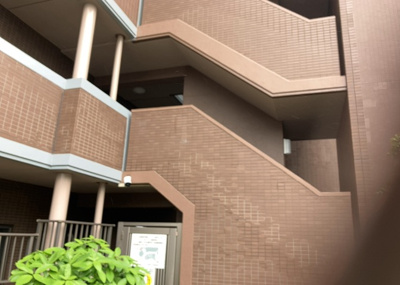 【設備】 | ユニヴェルシオール学園の丘 | 共有部分は、住民なら誰もが使える設備のこと。例えば駐車場やエレベーター、インターネット設備、セキュリティ設備などがあります。他にも、マンションの廊下・外部階段やエントランス・ゴミ置き場などがあります。