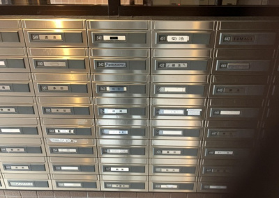 【設備】 | ユニヴェルシオール学園の丘 | エントランス付近に設置されている集合ポストは、住んでいる部屋と離れているため、ポストをあさるなど誰かに何かされていても被害に気づきにくいです。入居する時には他人に特定されにくい番号で鍵をかけましょう！