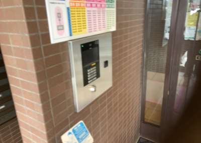 【受付】 | ユニヴェルシオール学園の丘 | 受付はマンションコンシェルジュがいる場合もあれば、管理人が滞在する小部屋を総称して呼ぶことがあります。主にエントランスに設置されていることから、防犯面でも期待ができます。防犯設備がない場合はより安心！