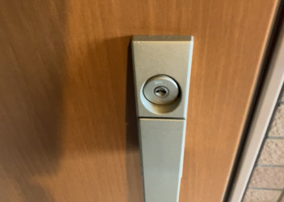 【防犯設備】 | ユニヴェルシオール学園の丘 | 当然のことではありますが、オートロックやセンサーライト、ホームセキュリティーなどの防犯設備があれば、小さいお子様がいるご家庭も安心ですよね！まず物件購入の際は、防犯設備もチェックするようにしましょう。