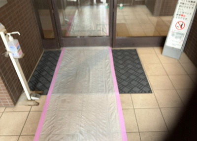 【ロビー】 | ユニヴェルシオール学園の丘 | ラウンジは、マンションの共用スペースに椅子やテーブルなどを配置した利用者が寛げる空間です。屋内型ラウンジと屋外型ラウンジがあります。共用部分の管理状況と合わせて、詳細については現地でご確認ください。