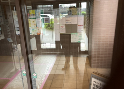 【ロビー】 | ユニヴェルシオール学園の丘 | ロビーというと、エントランスと何がちがうの？と思いますよね。実はロビーとエントランスには明確な決まりはありません。物件によっては、エントランスを入って広がるある程度の広さのある空間がロビーとなります。