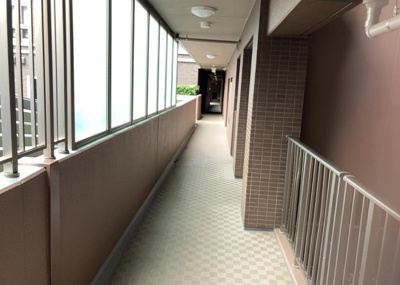 【その他共用部分】 | ユニヴェルシオール学園の丘 | 共有部分は、住民なら誰もが使える設備のこと。例えば駐車場やエレベーター、インターネット設備、セキュリティ設備などがあります。他にも、マンションの廊下・外部階段やエントランス・ゴミ置き場などがあります。