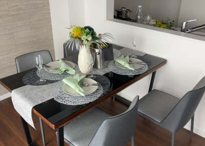 【ダイニング】 | ユニヴェルシオール学園の丘 | ダイニングは、食事や家族の団らんスペースとしてだけではなく、ほかの用途としても使用することができます。ダイニングテーブルを置き、食事のためのスペースを作ることでリビングとの差別化を図ることができます。