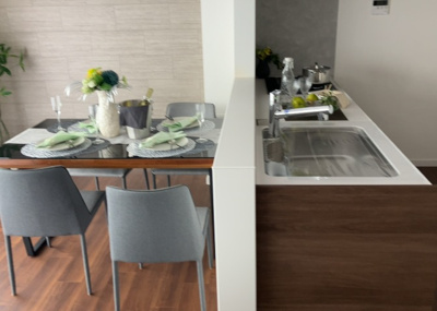 【キッチン】 | ユニヴェルシオール学園の丘 | L型アイランドタイプは、キッチンからダイニングにもリビングにも目が行き届くので、とても使いやすい配置です。L字型独立タイプは、キッチンを独立させてるためLDKというよりもLDといった様なイメージです。