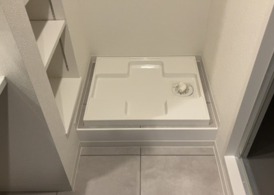 【ランドリースペース】 | ユニヴェルシオール学園の丘 | ランドリースペースも気になります。洗濯機置場があり「洗う、干す、取り込む、アイロンがけ、たたむ」など、洗濯に関する家事をするための空間です。広さや収納など付帯設備も含めて、詳細は現地でご確認ください。