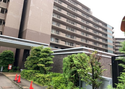 【構造・工法・仕様】 | ユニヴェルシオール学園の丘 | ＲＣ造、Reinforced Concreteは直訳すると補強されたコンクリートです。主に柱や梁・床・壁が鉄筋とコンクリートで構成おり、鉄筋を組んだ型枠にコンクリートを流し込んで固めたものを指します。