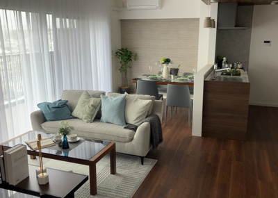 【居間・リビング】 | ユニヴェルシオール学園の丘 | 直線タイプはLとDKを一直線に並べた形で対面キッチンのタイプです。一般的なのでよく見かけるかもしれません。直線タイプに似た直接アイランドタイプは、キッチンとダイニングの間に壁がない分広く感じられます。