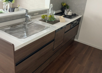 【キッチン】 | ユニヴェルシオール学園の丘 | 標準的なシステムキッチンの横幅は、165cm～300cm程度です。2100・2400・2550・2700などミリ単位で表記されます。普段どのように料理をするのかを想定しながら合ったサイズを選びましょう