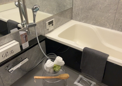 【浴室】 | ユニヴェルシオール学園の丘 | 入浴時の快適さも大事なことですが、綺麗な状態を維持できなければ気持ちよく入浴できません。毎日の掃除が楽という点は大事なポイントになります！カビが生えにくく掃除がしやすい、壁や浴槽を選ぶといいでしょう。