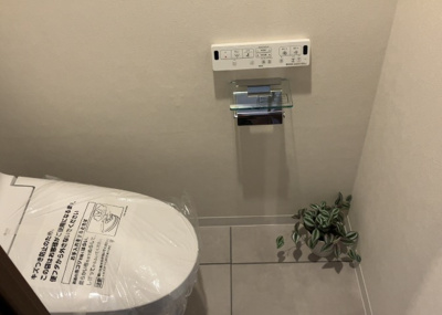 【トイレ】 | ユニヴェルシオール学園の丘 | トイレは大きさや形、機能、抗菌性などが異なる多種多彩なタイプが各メーカーから出ています。それぞれに良さがあるため、事前にどういったタイプのトイレがいいのかをご家庭内で決めて、内見に行くといいでしょう。