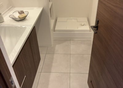 【脱衣所】 | ユニヴェルシオール学園の丘 | 洗面脱衣所は「体を綺麗に整える場所」という目的と役割を持っています。そして便利で使い勝手のいい「体を綺麗に整える場所」にするためには、配置や動線、照明や収納計画をしっかりと検討しておく必要があります。