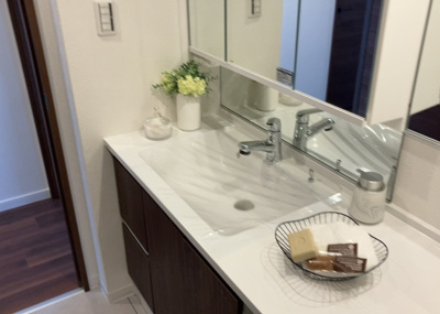 【独立洗面台】 | ユニヴェルシオール学園の丘 | 洗面化粧台では顔を洗ったり、身だしなみを整えることが本来の使い方ですが、用途によっては洗面化粧台に求められる機能が違ってくるため、ご自身や家族のライフスタイルに合ったものを選ぶことをおすすめ致します。