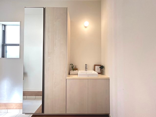 【商談中】向日市鶏冠井町北井戸の玄関|玄関
玄関に入られてすぐに手洗い場があるので、衛生的♪
シューズクローゼット・姿見もございます。