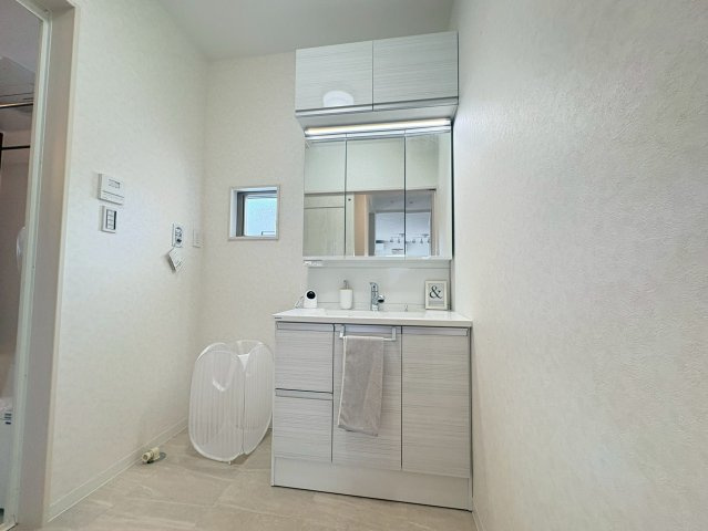 向日市鶏冠井町北井戸の独立洗面台|洗面化粧台
三面鏡＋収納スペース豊富です！洗濯機を置けるスペースもございます。
