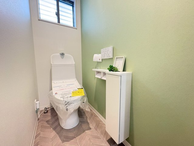 向日市鶏冠井町北井戸のその他|トイレ
温水洗浄便座付きです。