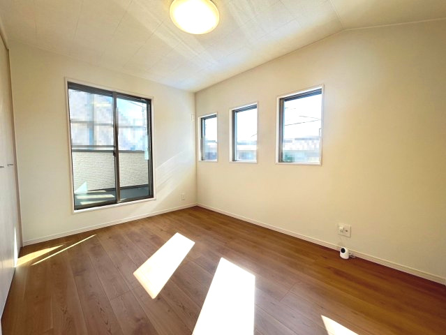 【商談中】向日市鶏冠井町北井戸の洋室|2階 洋室（約6帖）
主寝室としてご使用いただける洋室です。バルコニーにでることが可能！