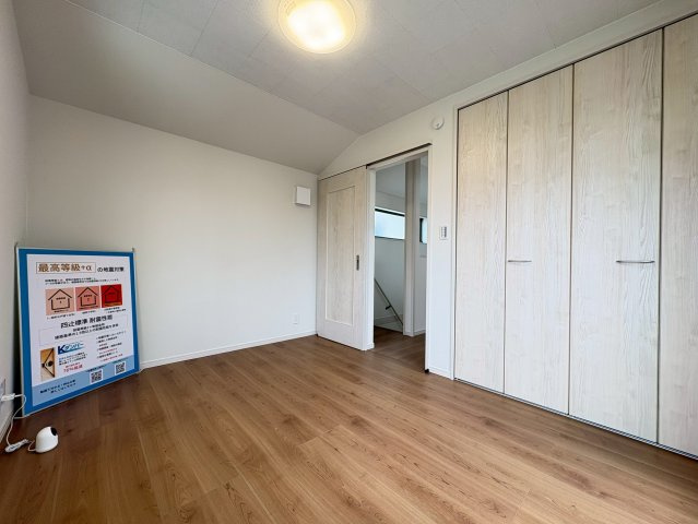 向日市鶏冠井町北井戸の洋室|大容量クローゼットがございます。