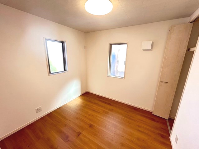 向日市鶏冠井町北井戸の洋室|2階 洋室（約4.9帖）
二面採光で明るい洋室です。