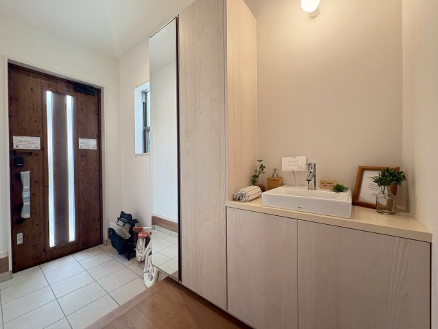 向日市鶏冠井町北井戸の玄関|玄関に手洗い洗面を設置、帰宅後すぐに手洗い可能です◎