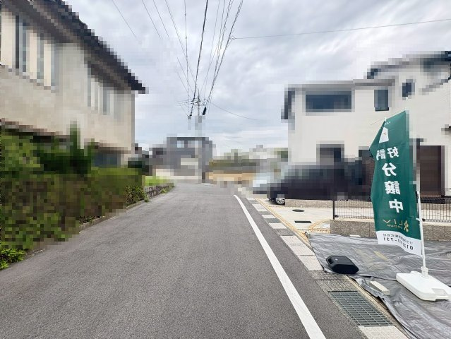 向日市鶏冠井町北井戸の前面道路含む現地写真|緑色の「リヴの仲介」のぼりが目印です。