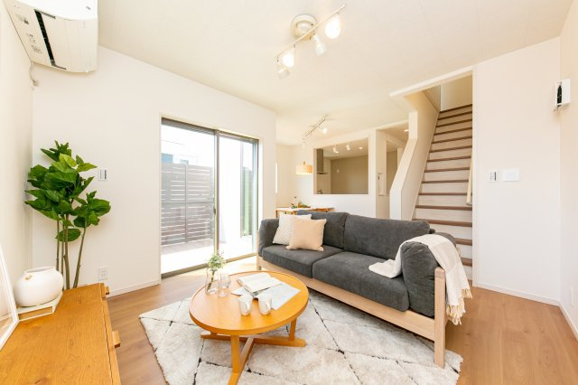 【商談中】向日市鶏冠井町北井戸の居間・リビング|LDK（約18.6帖）
床暖房2系統付きで、冬も暖かくお過ごしいただけます♪