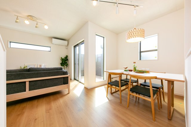 向日市鶏冠井町北井戸の居間・リビング|暖かい光が差し込む居心地のよいLDKです！