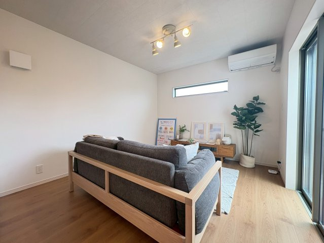 向日市鶏冠井町北井戸の居間・リビング|ソファを置いてくつろいでいただける空間です！
LDKからウッドデッキに出ることも可能です。