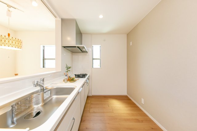 【価格改定】向日市鶏冠井町北井戸のキッチン|調理深型食洗器、便利なフック付き手元コンセントも標準装備されています。
調理スペースも広々としております♪