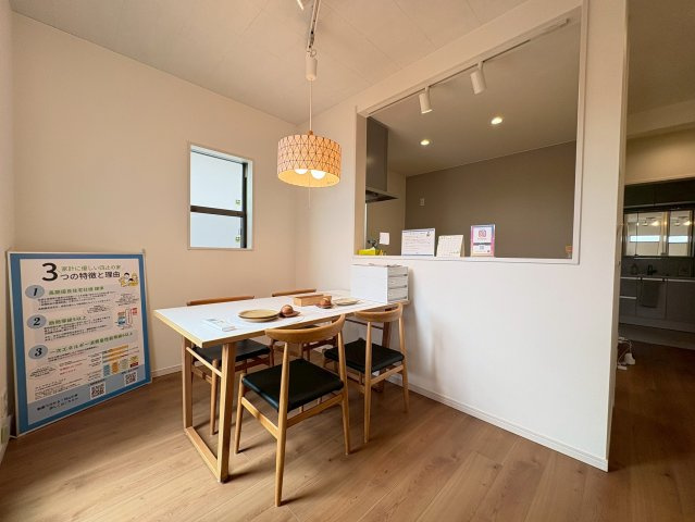 向日市鶏冠井町北井戸の居間・リビング|家族の会話が自然と生まれる対面カウンターキッチンです。