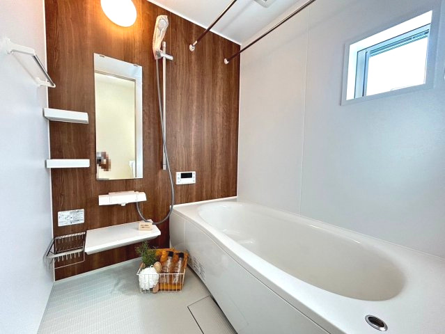 【商談中】向日市鶏冠井町北井戸の浴室|浴室（約1坪）
浴室乾燥機が付いております。忙しい時や雨の日にも安心です。