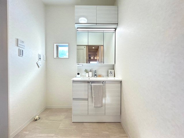 【価格改定】向日市鶏冠井町北井戸の独立洗面台|洗面化粧台
三面鏡＋収納スペース豊富です！洗濯機を置けるスペースもございます。