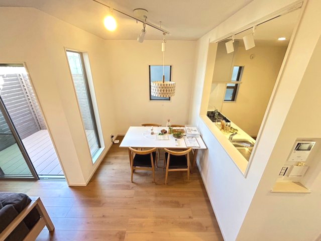 向日市鶏冠井町北井戸のキッチン|インテリアコーディネートも楽しんでいただける、シンプルで温かみのある内装。