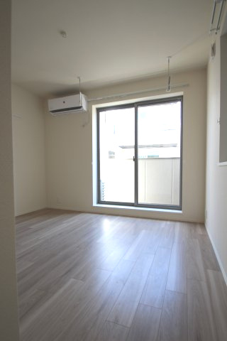 Maisond’Oliveの居間・リビング|２面採光の明るいお部屋です。