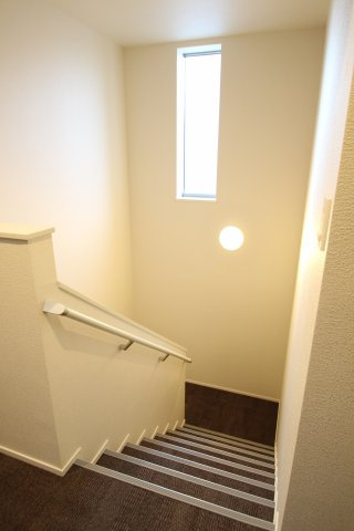 Maisond’Oliveのその他共用部分|カーペット仕様の内階段は窓があり明るい光が差し込みます。