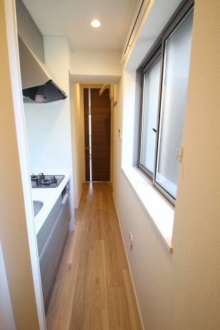 Maisond’Oliveの内装|窓のある明るいキッチンスペースです。