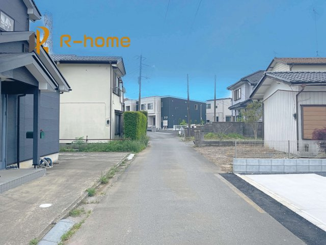 つくばみらい市伊奈東9期　新築戸建て　1号棟の前面道路含む現地写真|『今から見たい！』大歓迎です♪
お気軽にＲ－ｈomeまでお問い合わせください。