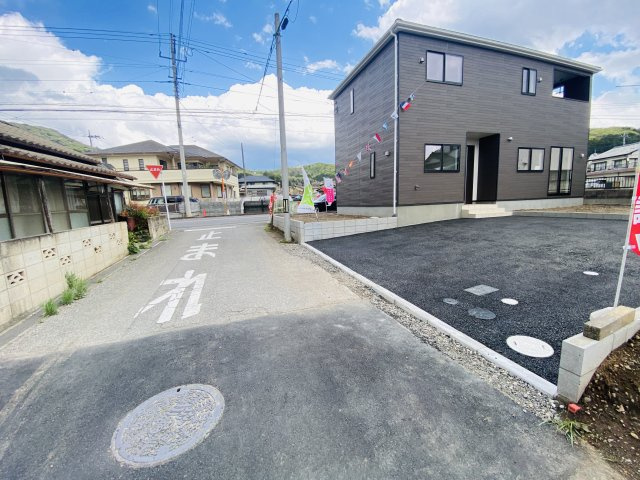 新築　桐生市菱町第3　クレイドルガーデン　1号棟の前面道路含む現地写真|現地写真　北側接道幅員約8.5ｍ	西側接道幅員約4.7