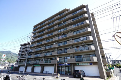 【外観】 | 【上質リノベ】ステイツ野村山陽園 | 【耐震性】
耐震性の高さを判断するポイントは、
建築確認申請日が1981年6月1日以降の
新耐震基準に適合しているかどうか。
震度６程度の大地震でも
建物が崩壊しないレベルが基準になりました。