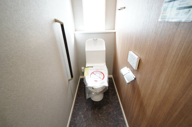 新築　高崎市江木町10区画　2号棟のトイレ|現地写真　床模様と木目調のカベで落ち着きのあるスタイリッシュトイレ。お掃除のしやすさも魅力です♪