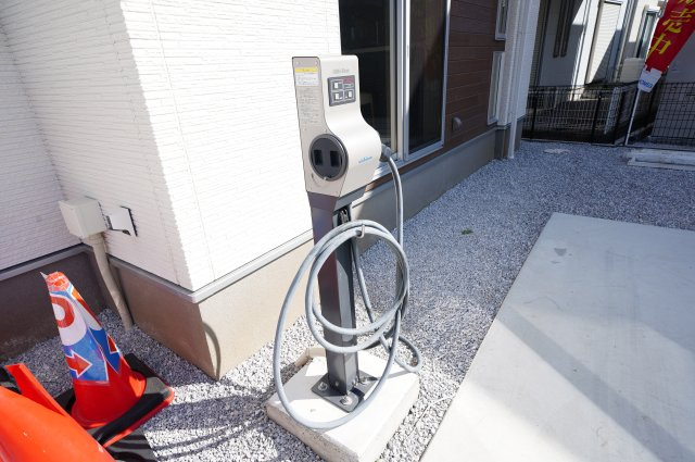 新築　高崎市江木町10区画　2号棟の設備|現地写真　電気自動車の充電設備(V2H)付き！太陽光パネルの発電から電気自動車に蓄電もできます！