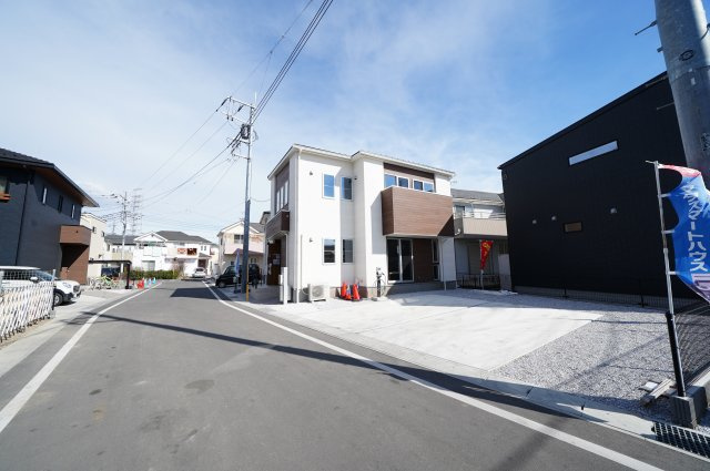 新築　高崎市江木町10区画　2号棟の前面道路含む現地写真|現地写真　6ｍ幅員の道路に接道してますので、車の出入りラクラクです！					
