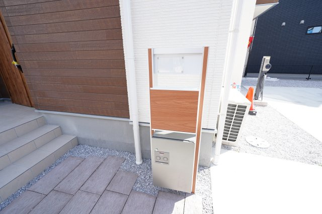 新築　高崎市江木町10区画　2号棟の玄関|現地写真　TVドアホン、ポストに加えて宅配ボックスもついているので便利です♪
