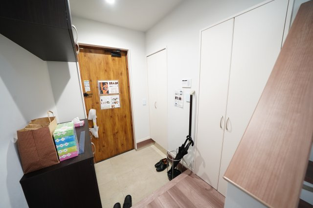 新築　高崎市江木町10区画　2号棟の玄関|現地写真　シューズインクロークと下駄箱の収納で、玄関がスッキリ使えます！
