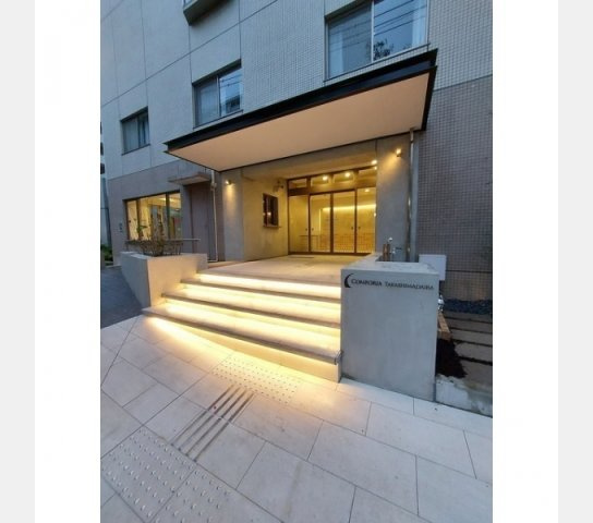 コンフォリア高島平のエントランス