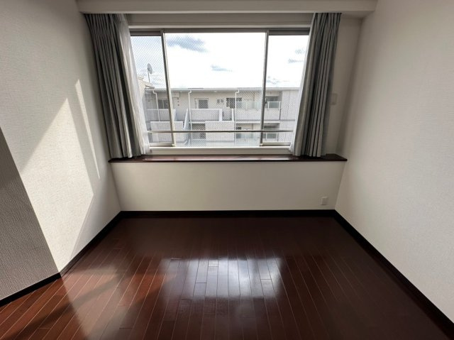 パルシオ本山鹿子町の居間・リビング|窓から明るい光が入り、日中は電気をつけなくてもお過ごしいただけます♪