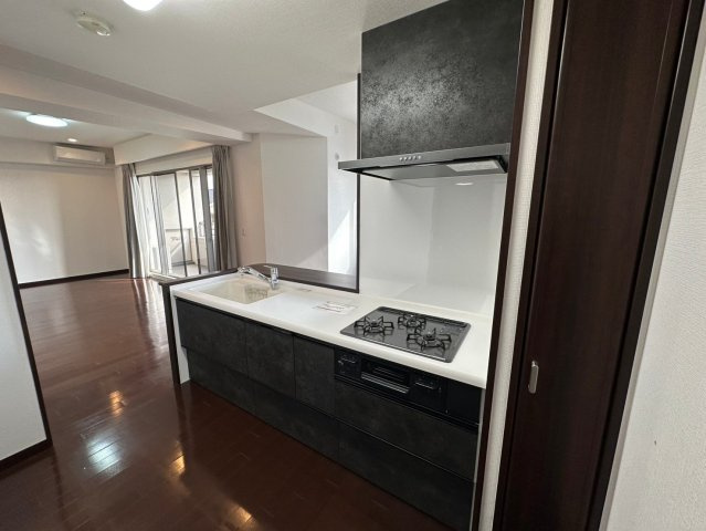 パルシオ本山鹿子町のキッチン|キッチンからリビングを見渡せる、家族とのコミュニケーションも取りやすい設計。