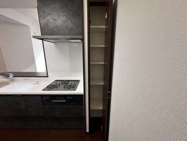 パルシオ本山鹿子町の収納|キッチン横収納棚。調味料のストック等保管できて便利です！