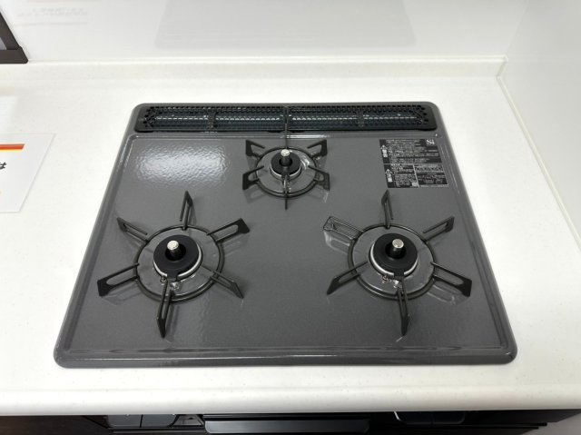 パルシオ本山鹿子町のキッチン|グリル付きの３口コンロなので、同時進行でお料理の効率が上がります♪